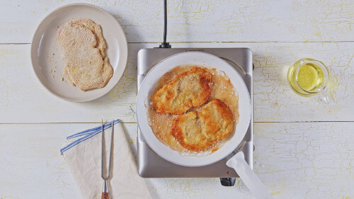 Dies ist Schritt Nr. 6 der Anleitung, wie man das Rezept Klassisches Wiener Schnitzel mit Kartoffel-Gurken-Salat zubereitet.