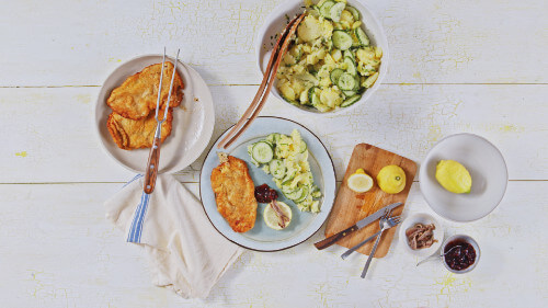 Dies ist Schritt Nr. 7 der Anleitung, wie man das Rezept Klassisches Wiener Schnitzel mit Kartoffel-Gurken-Salat zubereitet.