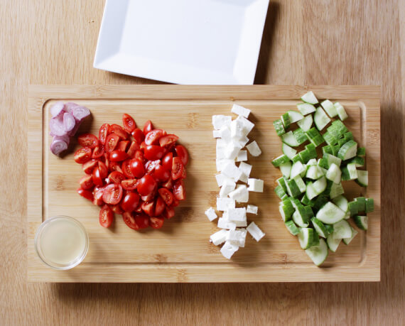 Dies ist Schritt Nr. 1 der Anleitung, wie man das Rezept Klassischer Griechischer Salat zubereitet.