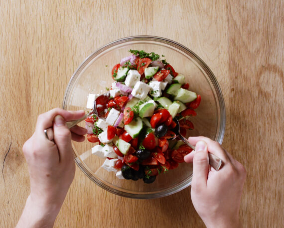 Dies ist Schritt Nr. 3 der Anleitung, wie man das Rezept Klassischer Griechischer Salat zubereitet.