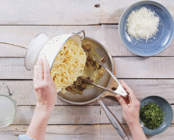 Dies ist Schritt Nr. 5 der Anleitung, wie man das Rezept Spaghetti mit Sardellen und Zitrone zubereitet.