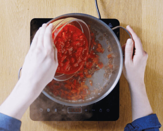 Dies ist Schritt Nr. 4 der Anleitung, wie man das Rezept Limetten-Hähnchen mit Patatas Bravas und Mojo Rojo zubereitet.