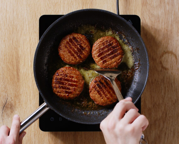 Dies ist Schritt Nr. 4 der Anleitung, wie man das Rezept Veganer Vemondo Burger mit Birnen Chutney zubereitet.