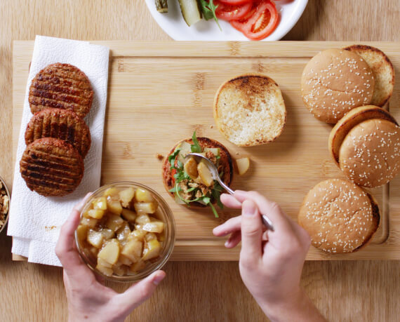 Dies ist Schritt Nr. 5 der Anleitung, wie man das Rezept Veganer Vemondo Burger mit Birnen Chutney zubereitet.