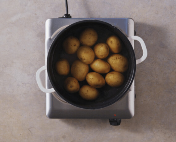 Dies ist Schritt Nr. 1 der Anleitung, wie man das Rezept Vegane Frikadellen mit Kartoffel-Gurkensalat zubereitet.