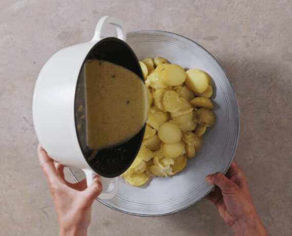 Dies ist Schritt Nr. 5 der Anleitung, wie man das Rezept Vegane Frikadellen mit Kartoffel-Gurkensalat zubereitet.