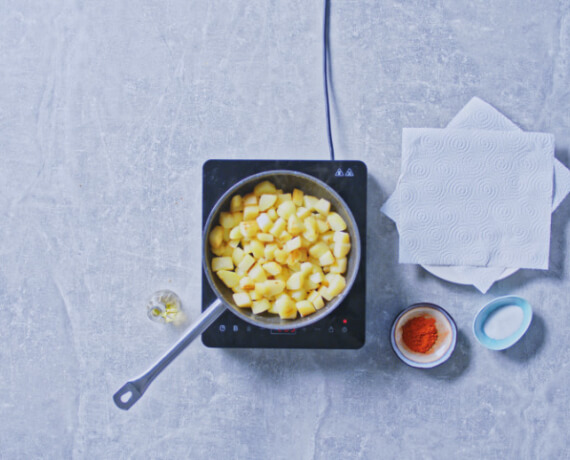 Dies ist Schritt Nr. 4 der Anleitung, wie man das Rezept Tapas-Teller – Patatas Bravas mit Albóndigas und Pimentos de Padrón zubereitet.