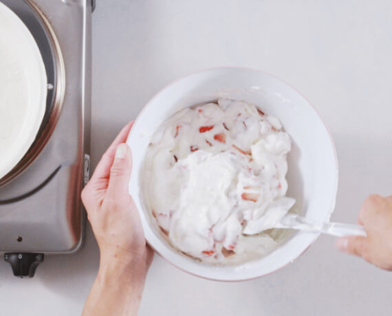 Dies ist Schritt Nr. 5 der Anleitung, wie man das Rezept Erdbeer-Biskuit-Rolle zubereitet.