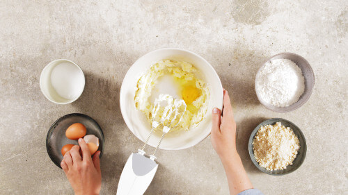 Dies ist Schritt Nr. 3 der Anleitung, wie man das Rezept Upside-Down-Buttermilch-Himbeerkuchen zubereitet.