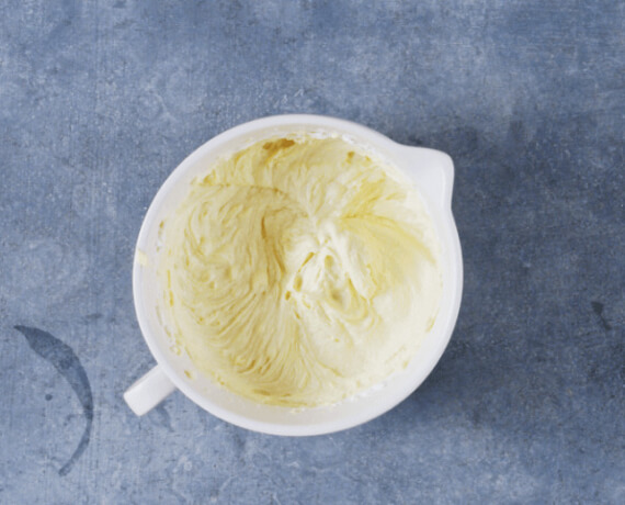 Dies ist Schritt Nr. 2 der Anleitung, wie man das Rezept Saftiger Zitronenkuchen mit Beeren-Creme zubereitet.