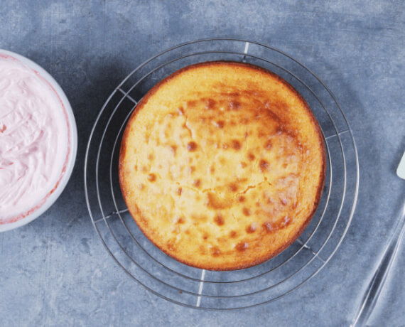 Dies ist Schritt Nr. 3 der Anleitung, wie man das Rezept Saftiger Zitronenkuchen mit Beeren-Creme zubereitet.