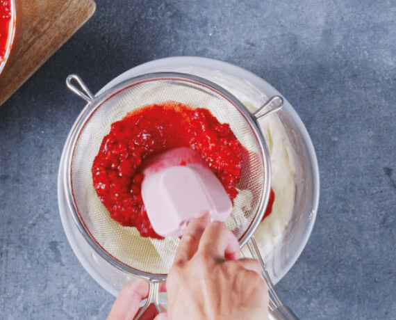 Dies ist Schritt Nr. 4 der Anleitung, wie man das Rezept Saftiger Zitronenkuchen mit Beeren-Creme zubereitet.