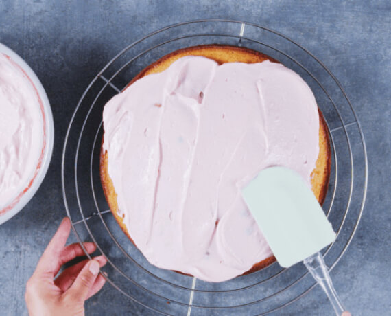 Dies ist Schritt Nr. 5 der Anleitung, wie man das Rezept Saftiger Zitronenkuchen mit Beeren-Creme zubereitet.