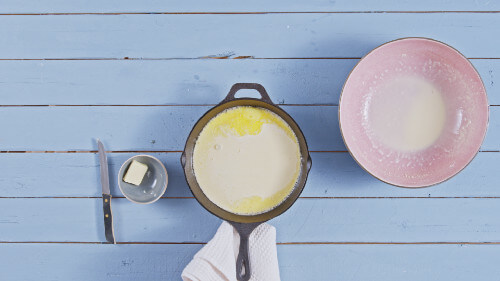 Dies ist Schritt Nr. 2 der Anleitung, wie man das Rezept Ofen-Pfannkuchen mit Beeren und Vanilleeis zubereitet.