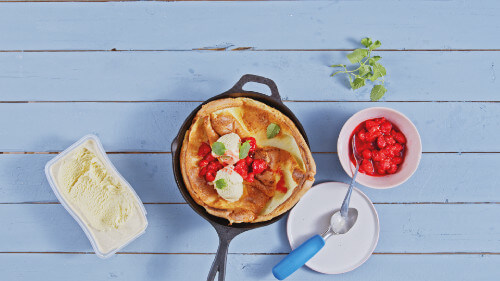 Dies ist Schritt Nr. 4 der Anleitung, wie man das Rezept Ofen-Pfannkuchen mit Beeren und Vanilleeis zubereitet.