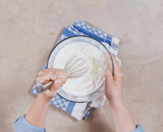 Dies ist Schritt Nr. 3 der Anleitung, wie man das Rezept Skyr-Cheese-Cake mit Heidelbeeren zubereitet.