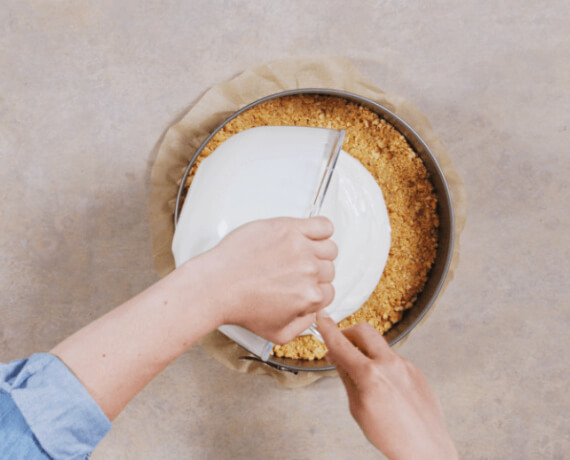 Dies ist Schritt Nr. 4 der Anleitung, wie man das Rezept Skyr-Cheese-Cake mit Heidelbeeren zubereitet.