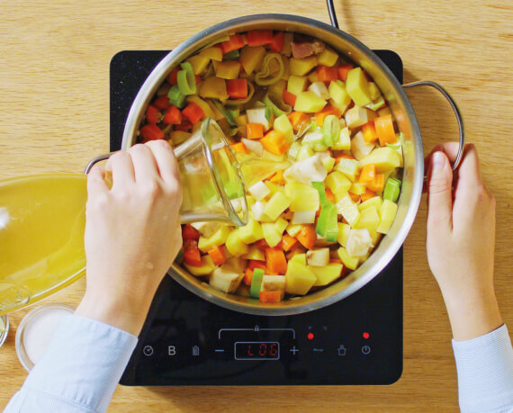 Dies ist Schritt Nr. 2 der Anleitung, wie man das Rezept Klassische Kartoffelsuppe zubereitet.