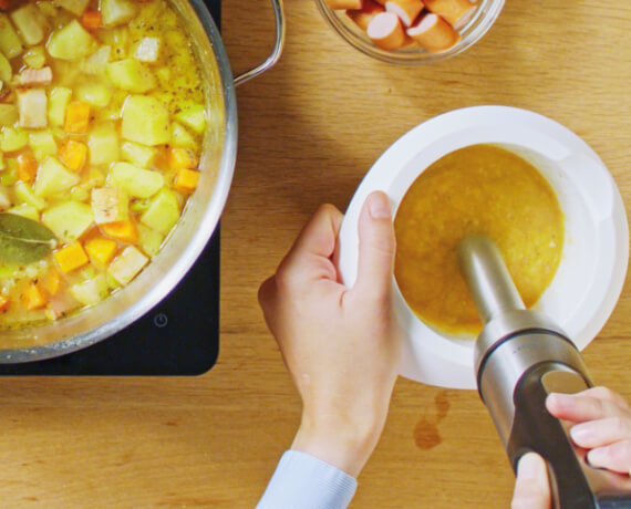 Dies ist Schritt Nr. 4 der Anleitung, wie man das Rezept Klassische Kartoffelsuppe zubereitet.