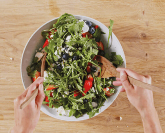 Dies ist Schritt Nr. 4 der Anleitung, wie man das Rezept Spargel-Salat mit Erdbeeren und karamellisierten Walnüssen zubereitet.