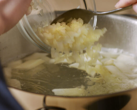 Dies ist Schritt Nr. 2 der Anleitung, wie man das Rezept Spargelsalat mit Zwiebeln und Petersilie zubereitet.