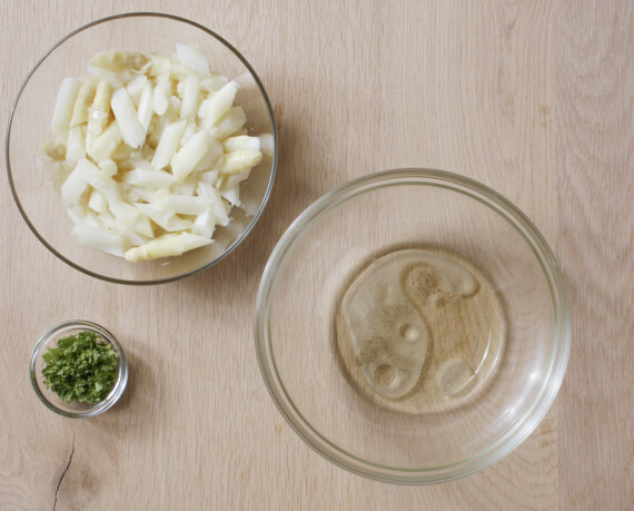 Dies ist Schritt Nr. 4 der Anleitung, wie man das Rezept Spargelsalat mit Zwiebeln und Petersilie zubereitet.