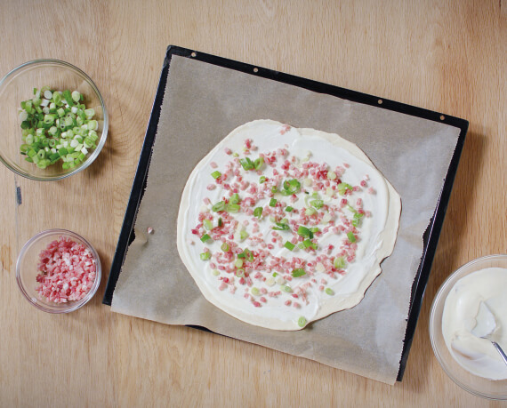 Dies ist Schritt Nr. 3 der Anleitung, wie man das Rezept Flammkuchen zubereitet.