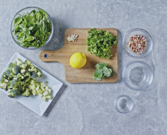 Dies ist Schritt Nr. 1 der Anleitung, wie man das Rezept Vegane Spinat-Nudeln mit Brokkoli und Sesamsauce zubereitet.