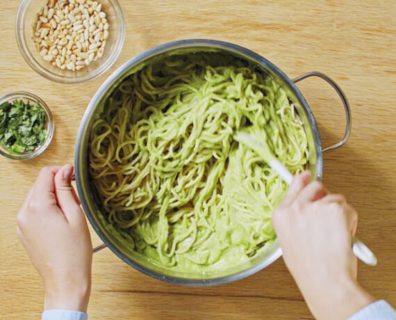 Dies ist Schritt Nr. 4 der Anleitung, wie man das Rezept Spaghetti mit Avocadosauce zubereitet.