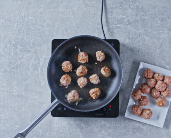 Dies ist Schritt Nr. 2 der Anleitung, wie man das Rezept Hackbällchen in Paprika-Sahne-Sauce zubereitet.