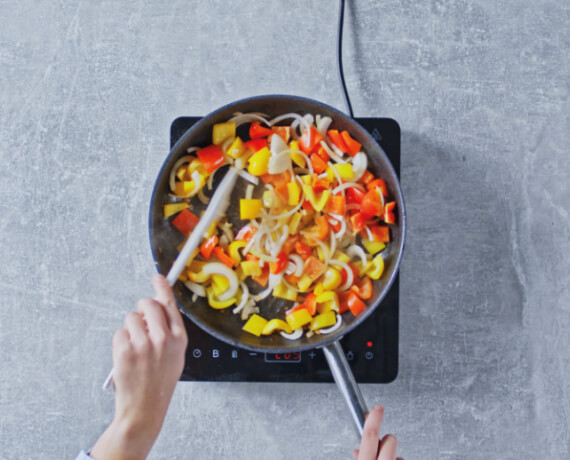 Dies ist Schritt Nr. 4 der Anleitung, wie man das Rezept Hackbällchen in Paprika-Sahne-Sauce zubereitet.