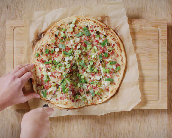 Dies ist Schritt Nr. 4 der Anleitung, wie man das Rezept Klassischer Flammkuchen zubereitet.