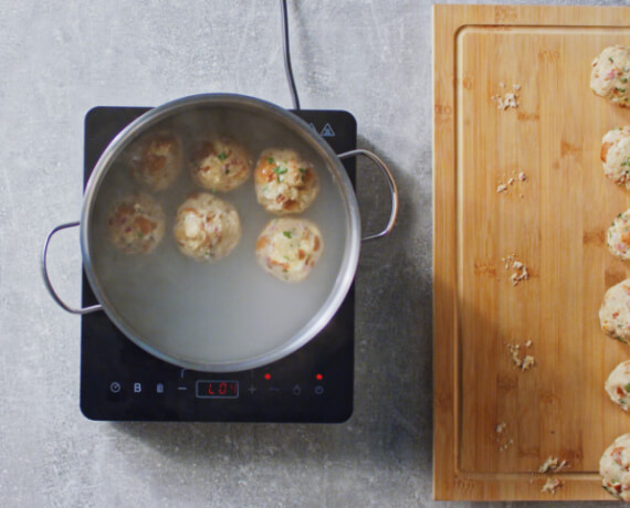 Dies ist Schritt Nr. 4 der Anleitung, wie man das Rezept Rehgulasch mit Käse-Laugen-Knödel und Butterkarotten zubereitet.