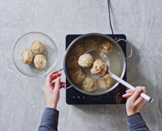 Dies ist Schritt Nr. 6 der Anleitung, wie man das Rezept Rehgulasch mit Käse-Laugen-Knödel und Butterkarotten zubereitet.