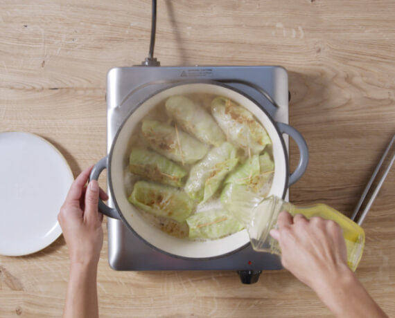 Dies ist Schritt Nr. 4 der Anleitung, wie man das Rezept Klassische Kohlrouladen zubereitet.