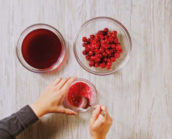 Dies ist Schritt Nr. 4 der Anleitung, wie man das Rezept Spekulatius-Mousse mit lauwarmen Glühwein-Kirschen zubereitet.