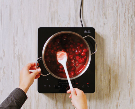 Dies ist Schritt Nr. 5 der Anleitung, wie man das Rezept Spekulatius-Mousse mit lauwarmen Glühwein-Kirschen zubereitet.