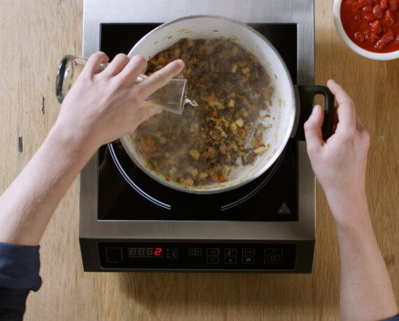 Dies ist Schritt Nr. 2 der Anleitung, wie man das Rezept Klassische Lasagne zubereitet.