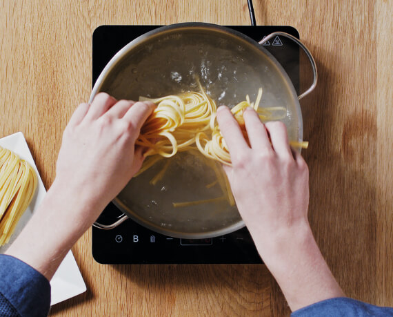 Dies ist Schritt Nr. 3 der Anleitung, wie man das Rezept Tagliatelle mit Spinat und Hähnchen zubereitet.