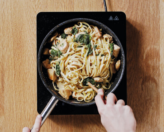 Dies ist Schritt Nr. 5 der Anleitung, wie man das Rezept Tagliatelle mit Spinat und Hähnchen zubereitet.