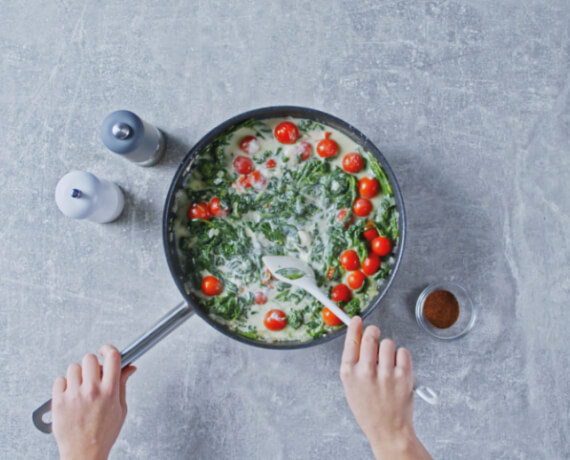 Dies ist Schritt Nr. 3 der Anleitung, wie man das Rezept Gnocchi in Spinat-Sauce mit Pinienkernen zubereitet.