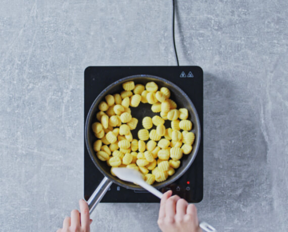 Dies ist Schritt Nr. 4 der Anleitung, wie man das Rezept Gnocchi in Spinat-Sauce mit Pinienkernen zubereitet.