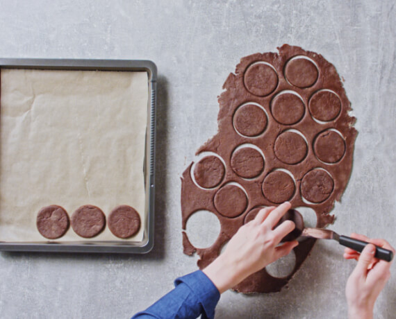 Dies ist Schritt Nr. 2 der Anleitung, wie man das Rezept Schokotaler mit Royal Icing zubereitet.