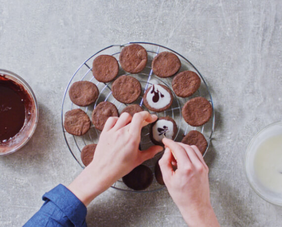 Dies ist Schritt Nr. 5 der Anleitung, wie man das Rezept Schokotaler mit Royal Icing zubereitet.