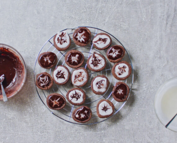 Dies ist Schritt Nr. 6 der Anleitung, wie man das Rezept Schokotaler mit Royal Icing zubereitet.