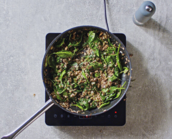 Dies ist Schritt Nr. 2 der Anleitung, wie man das Rezept Veganer Wellington-Braten mit Feldsalat zubereitet.