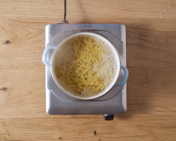 Dies ist Schritt Nr. 1 der Anleitung, wie man das Rezept Mac and Cheese mit Salat zubereitet.