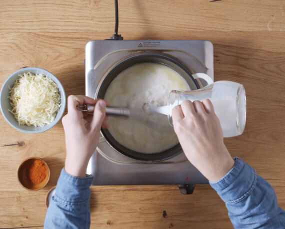 Dies ist Schritt Nr. 2 der Anleitung, wie man das Rezept Mac and Cheese mit Salat zubereitet.