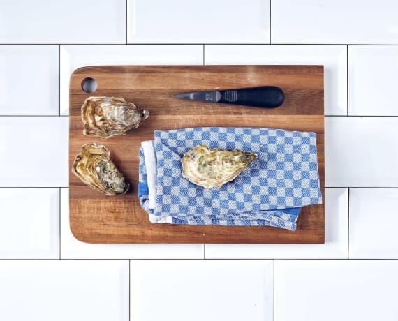 Dies ist Schritt Nr. 1 der Anleitung, wie man das Rezept Austern öffnen zubereitet.