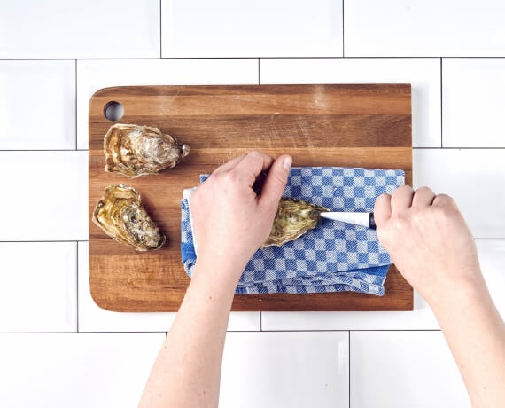 Dies ist Schritt Nr. 2 der Anleitung, wie man das Rezept Austern öffnen zubereitet.